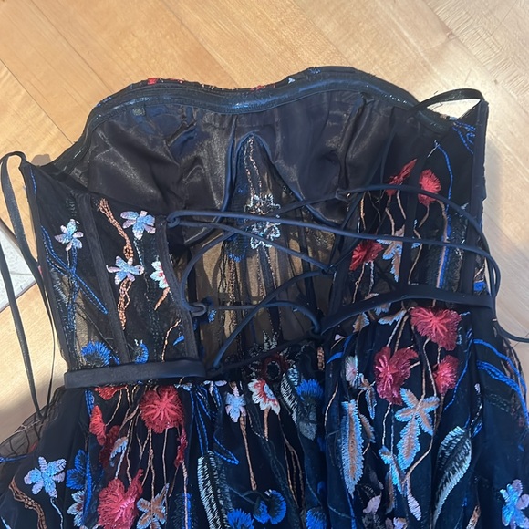 Clarisse embroidered ball gown - Picture 4 of 5